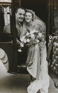 875623 Portret van het echtpaar Jan Verloop en Corry Delil, met wortels in Wijk C te Utrecht, in een trouwkoets voor ...